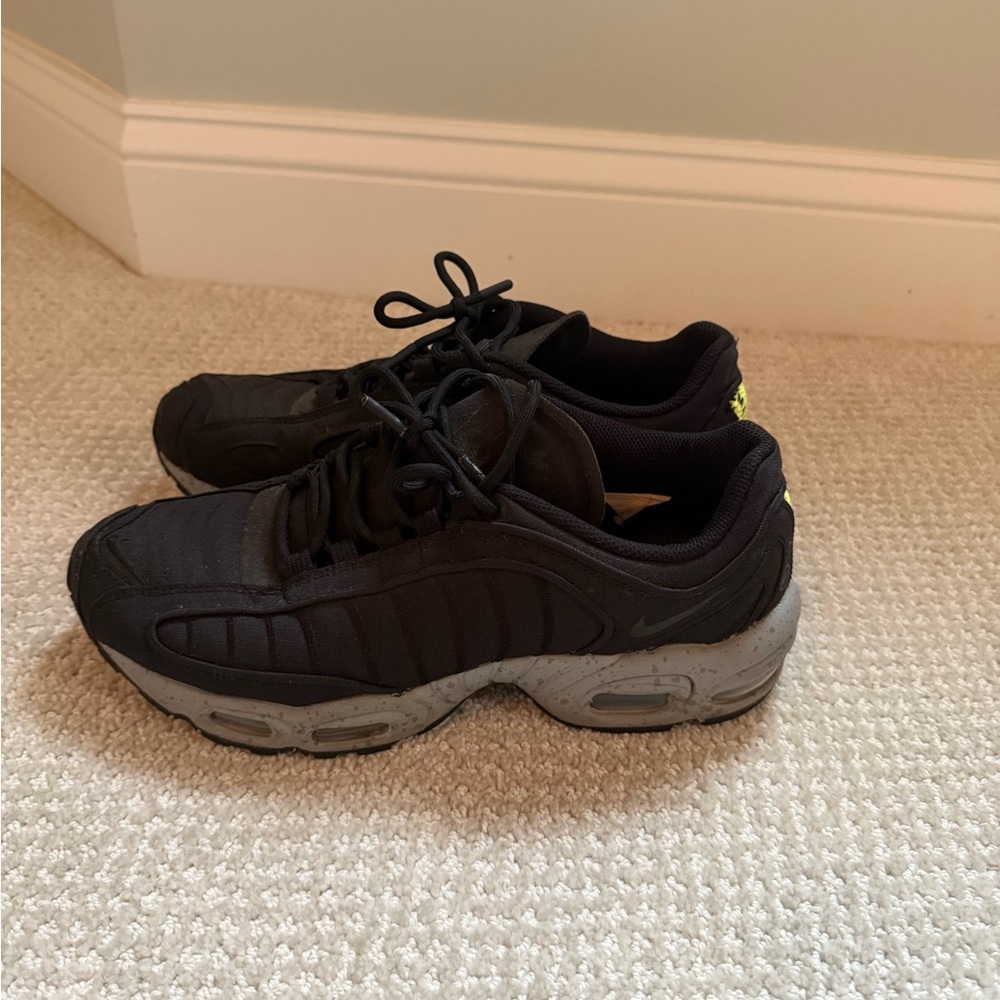 Nike Air Max men’s running shoe, size 9